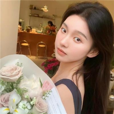 使用下方 20 个影片名，按顺序一一对应，不要改动片名文字，只根据片名和括号内类型提示来虚构全新的故事内容： 私人课程 小圣人 同屋共住 巴贝特之宴 渔枪 猫小姐寻真爱 那一年我们有约 伊特鲁里亚面具 开心芒果2015 金达莱 真的有天堂 风流娘子军 企鹅记忆幸福故事 美女如云 鬼镇 鬼哭神嚎8：灵异鬼现 盲侠千里救孤儿 再单身游记 长沙里：被遗忘的英雄们 人参果
